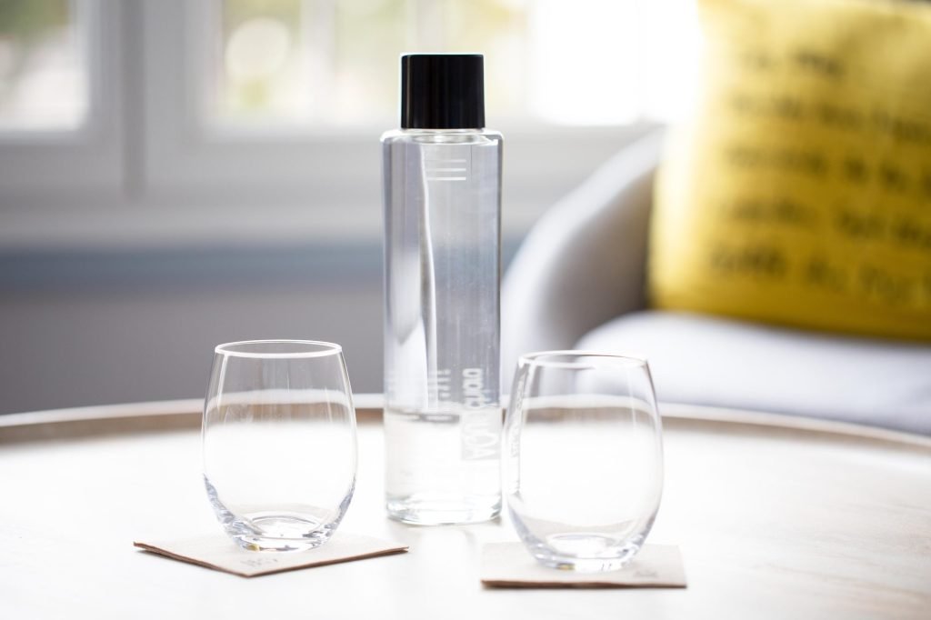 Détail chambre, carafe d&rsquo;eau