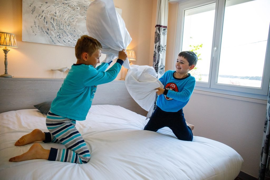 Enfants en séjour famille, bataille d&rsquo;oreillers