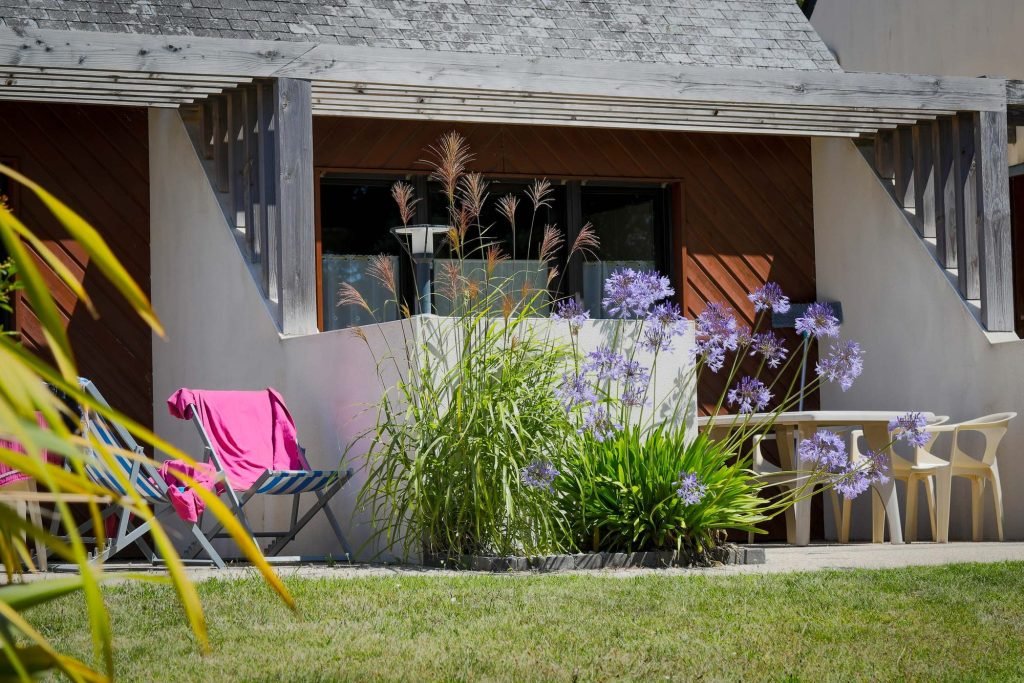 La terrasse fleurie de l&rsquo;hôtel