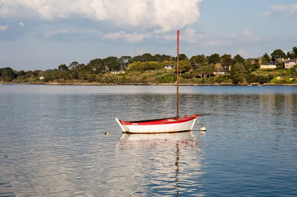 Voilier devant l&rsquo;Île aux Moines