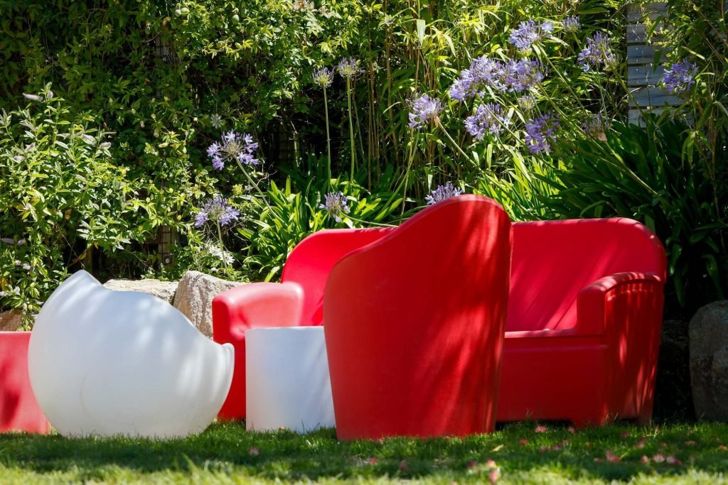 Le jardin, fauteuils rouges