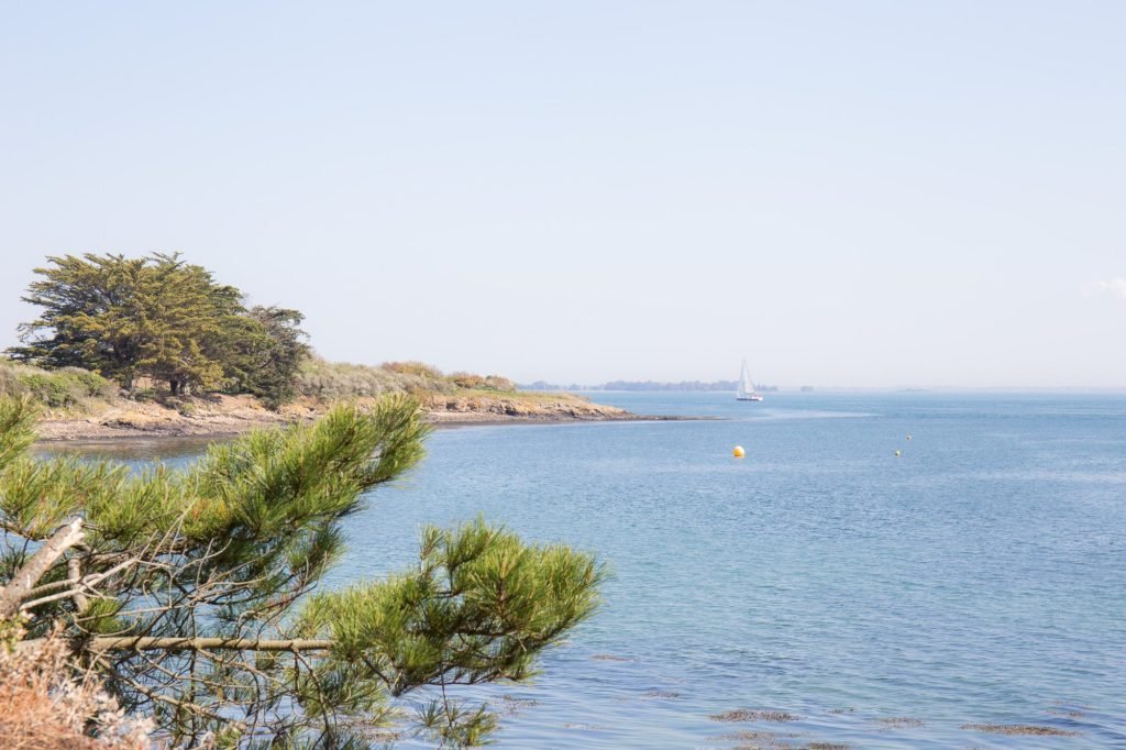 Voilier au large de l&rsquo;Île d&rsquo;Arz