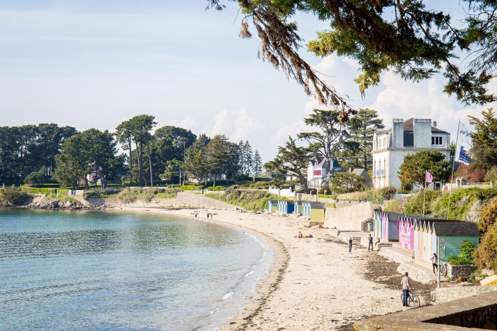 Plage aux cabines colorées